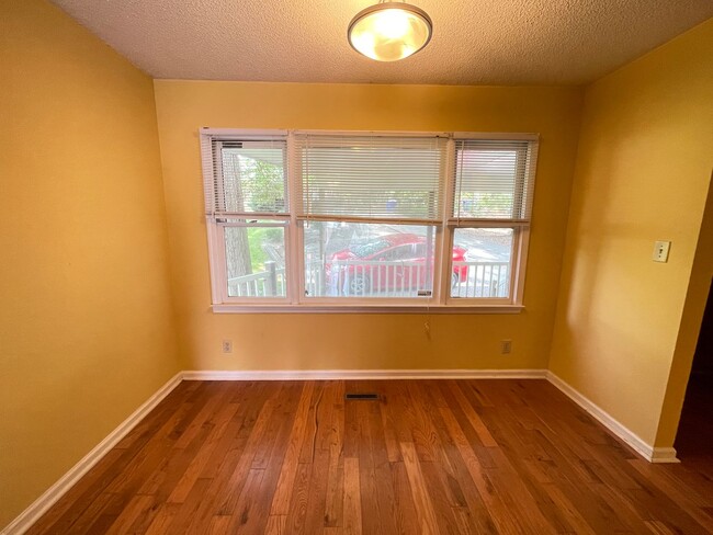 Building Photo - Inviting, updated 4br 3.5ba duplex w/ park...