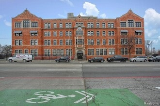 Building Photo - 6533 E Jefferson Ave