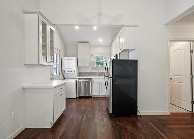 Building Photo - 617 E 26th St