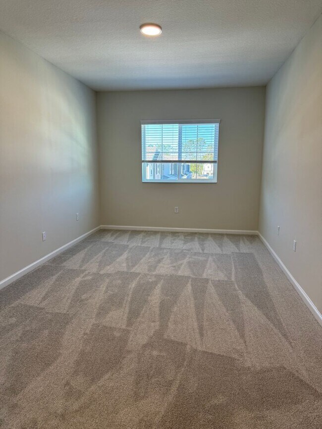 Building Photo - GATED 3 BEDROOM, 2.5 BATHROOM IN OVIEDO