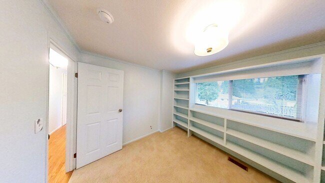 Building Photo - Beautiful Home with 4 Bedrooms and 2 Bathrooms Available in September!
