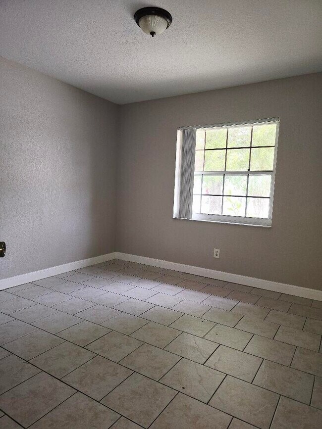 Building Photo - 1406 White Pine Dr