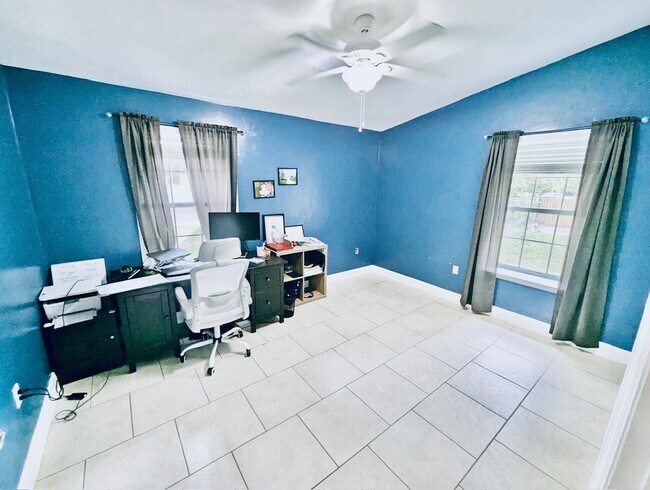 Building Photo - 2204 NW 29th Ave