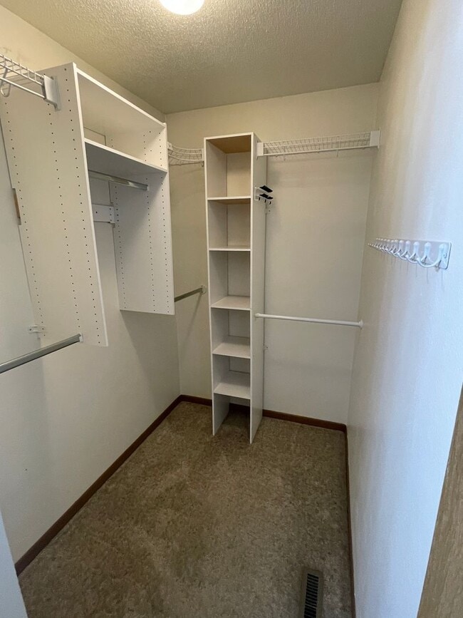 Building Photo - 4 Bedroom, 2 Bath Home for Rent