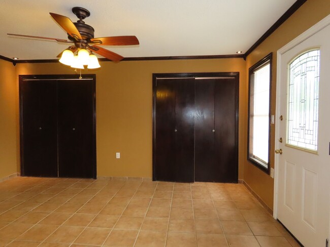 Building Photo - Quaint West Side  3 bedroom 2 Bath Home!