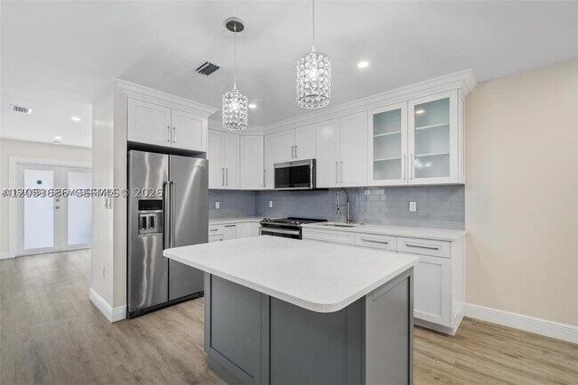 Building Photo - 330 W 74th Pl