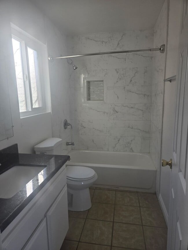 Building Photo - Chestnut