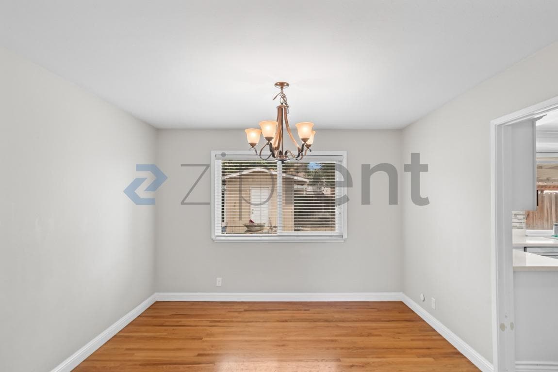 Building Photo - Unit