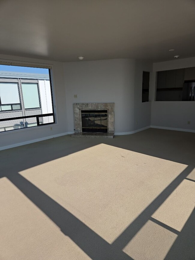 Building Photo - Spectacular View!! This top floor condo is a MUST SEE!! $500 move in credit