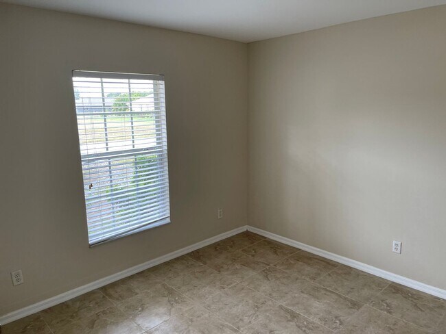 Building Photo - Spacious  3/2 with den