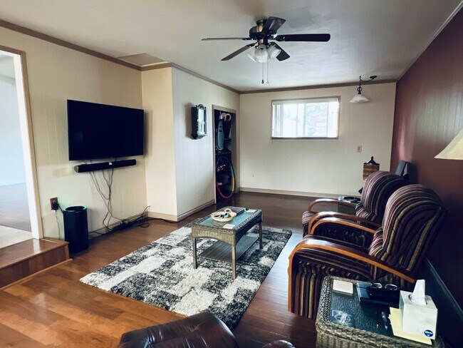 Building Photo - Beautiful yard, 3 bedroom 1 bath rambler i...