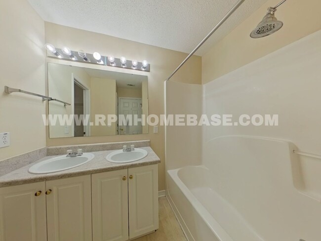 Building Photo - 338 Apple Dr