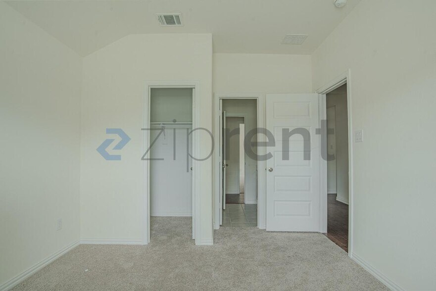 Building Photo - Unit