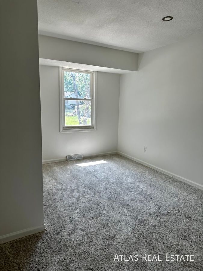 Building Photo - 909 NW Oxford Dr