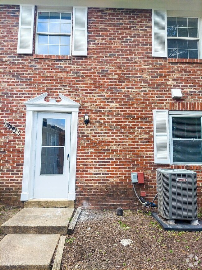 Building Photo - Spacious And Renovated 3 Bed 2 Bath Interi...