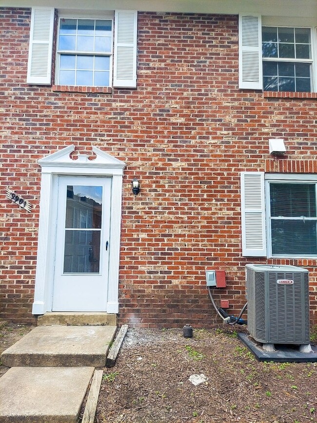 Primary Photo - Spacious And Renovated 3 Bed 2 Bath Interi...
