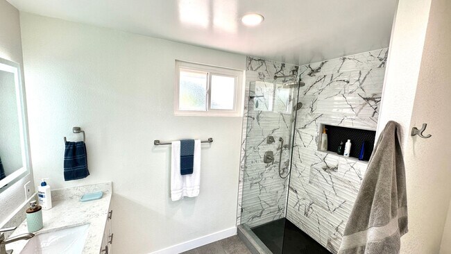Building Photo - Stunning Newly Renovated 3BD/2.5BA Luxury ...