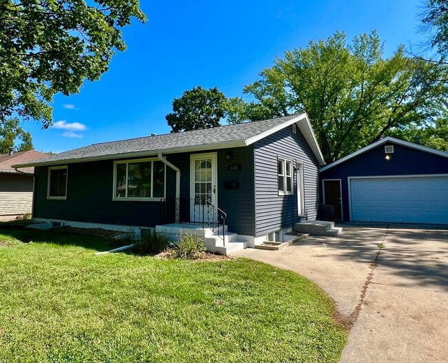 Building Photo - Beautiful 4-Bed, 2-Bath Single-Family Home!