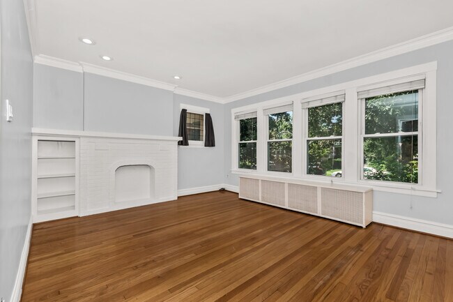 Building Photo - 7457 N Maplewood Ave