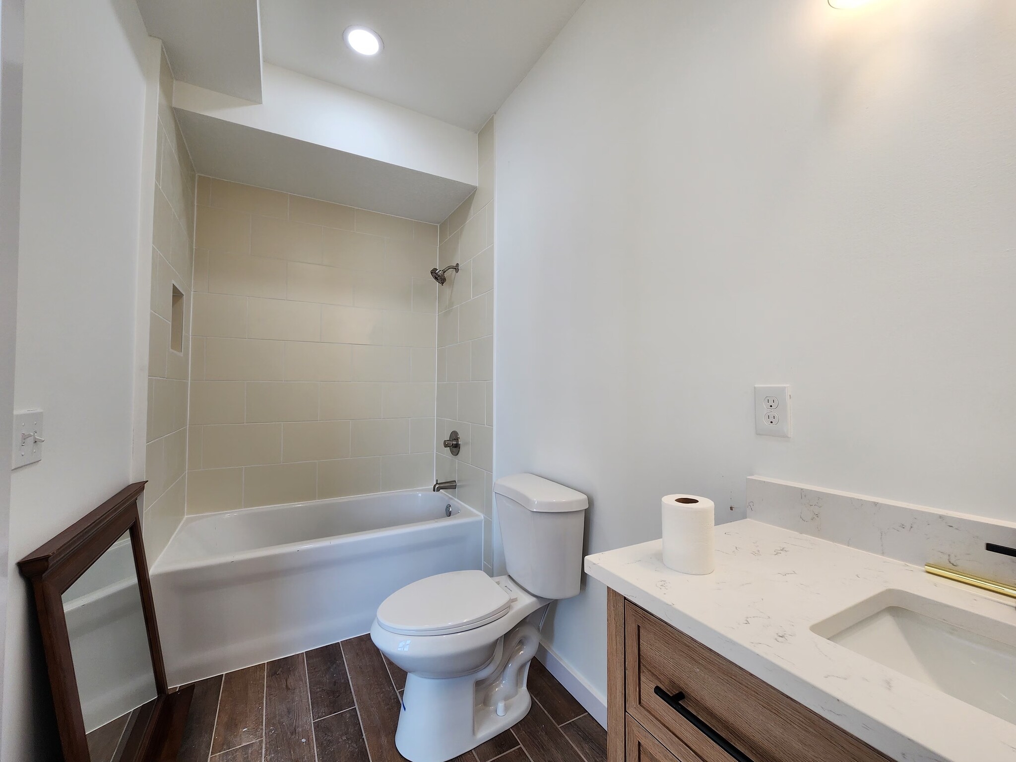 Master Private bathroom - 1039 Payne Ave