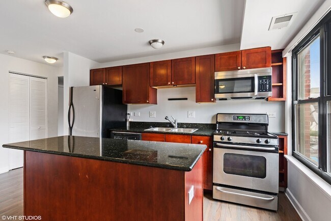 Building Photo - 2545 W Catalpa Ave