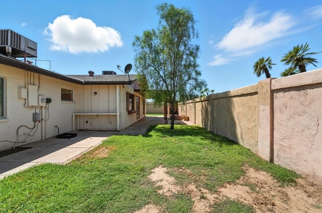 Building Photo - Inviting 3-bedroom, 2-bathroom home in the...