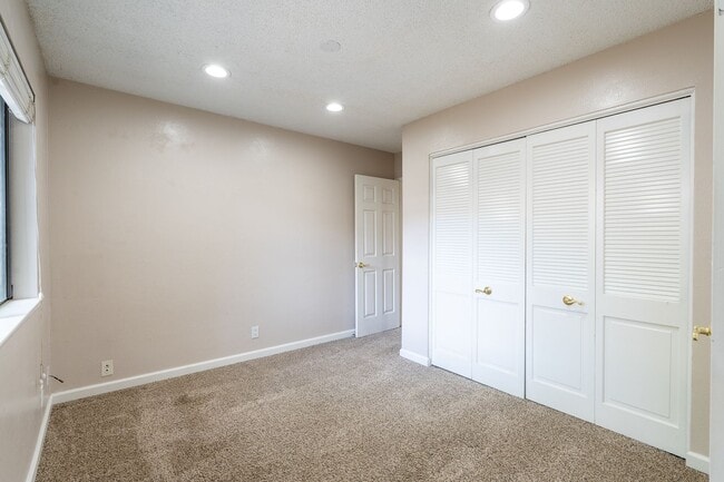 Building Photo - Cute 2 Bedroom Duplex in Great Morgan Hill...