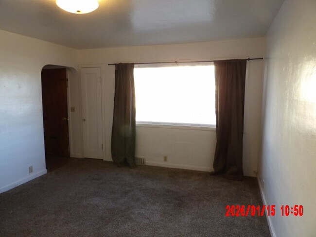 Building Photo - 2-bedroom Duplex with Brand New Mini Split!