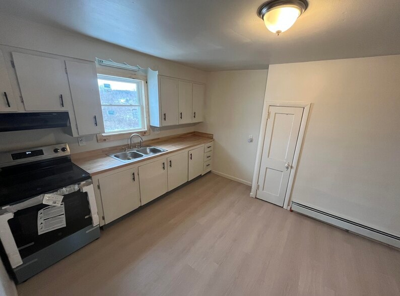 Building Photo - 9 Hudson St