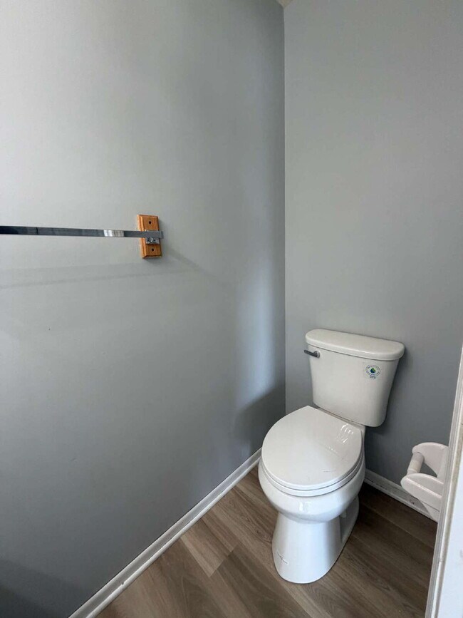 Building Photo - Newly renovated 2-bedroom 1.5 bath townhouse Near Merle Hay Mall!