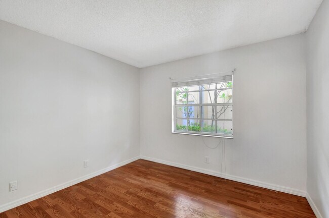 Building Photo - 1110 Lake Shore Dr