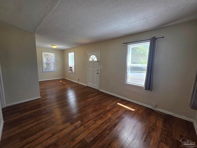 Building Photo - 203 SE Syrcle Dr