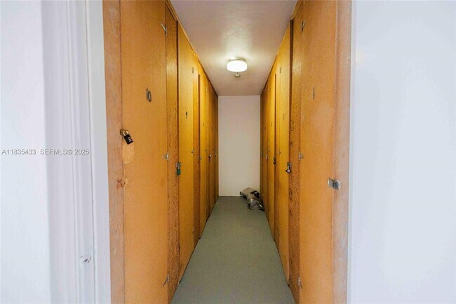 Building Photo - 2751 N Palm Aire Dr