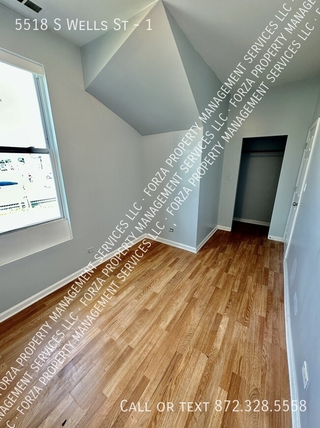 Building Photo - 5518 S Wells St