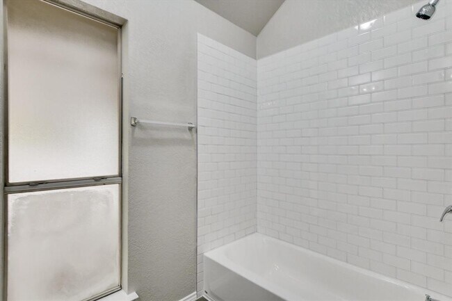 Building Photo - 501 Maple Run Dr