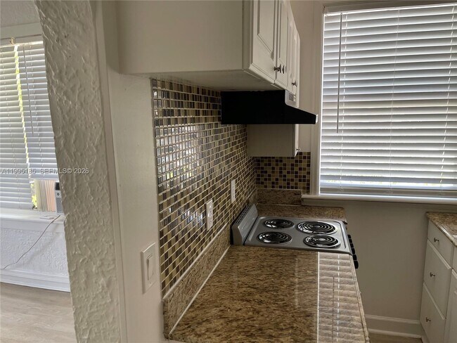 Building Photo - 119 NE 7th Ave