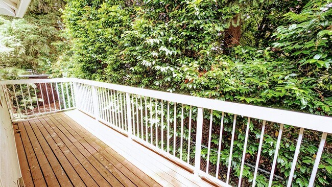 Building Photo - Lynnwood 3 Bedroom Condo - Corner Unit