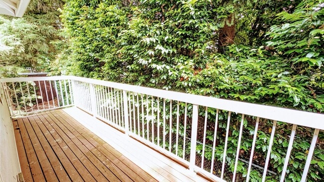 Building Photo - North Lynnwood 3 Bedroom Condo - Corner Unit