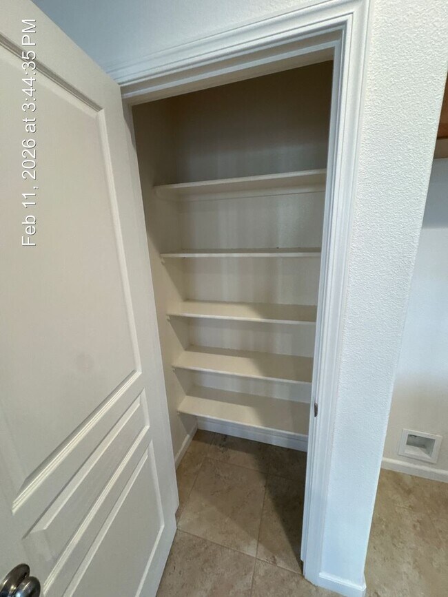 Building Photo - 4 Bedroom home! Rent Ready NW Visalia!