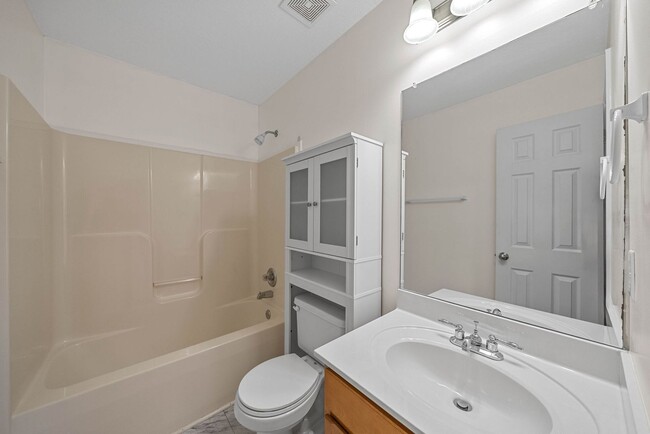 Building Photo - Large 2 Bedroom 2 1/2 Bath Dog Friendly Condo For Rent!