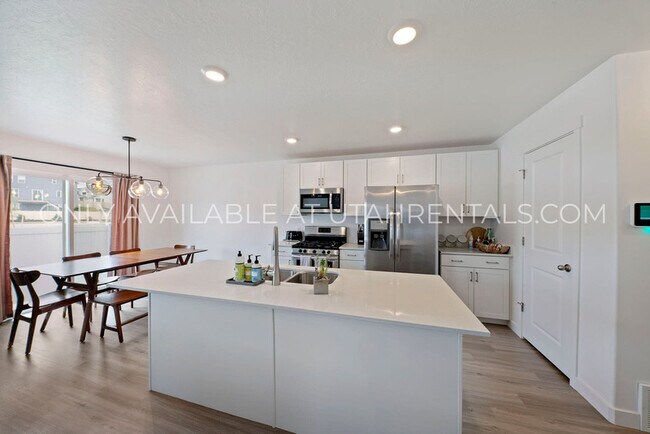 Building Photo - 341 N Angus Dr