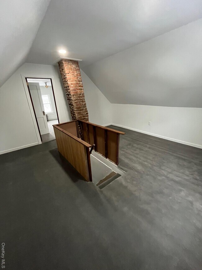 Building Photo - 5 Elm St