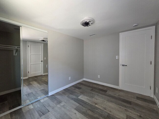 Building Photo - 6 bed house on Tipton Available!