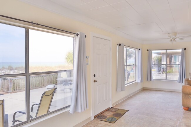 Building Photo - Charming Beach-Front 4bd Home