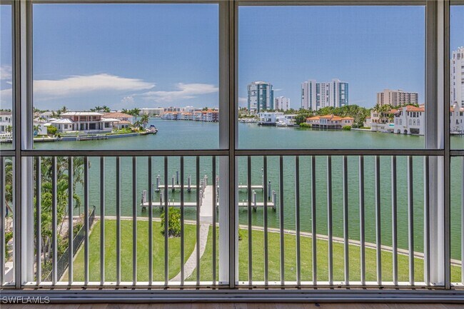 Building Photo - 250 Park Shore Dr