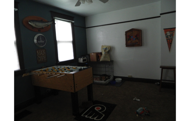 Building Photo - 2-Story House, 4Bed/2Bath with Lots of Room, Washer/Dryer. Pet Friendly & Large Yard