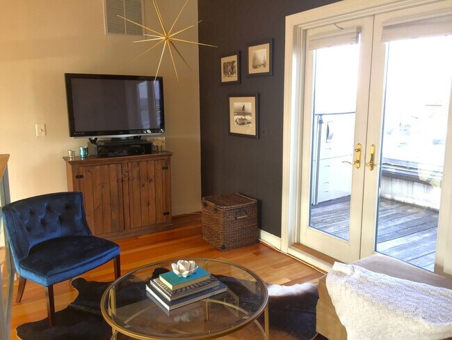 Building Photo - Logan Circle Light Filled One Bedroom with Den Loft with Balcony and Parking!