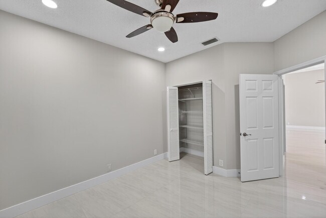 Building Photo - 3043 Lakewood Dr