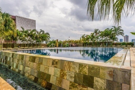 Building Photo - Downtown Luxury! Convenient Location!