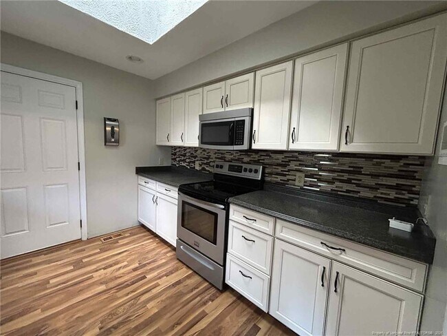 Building Photo - 8043 Canterbury Cir